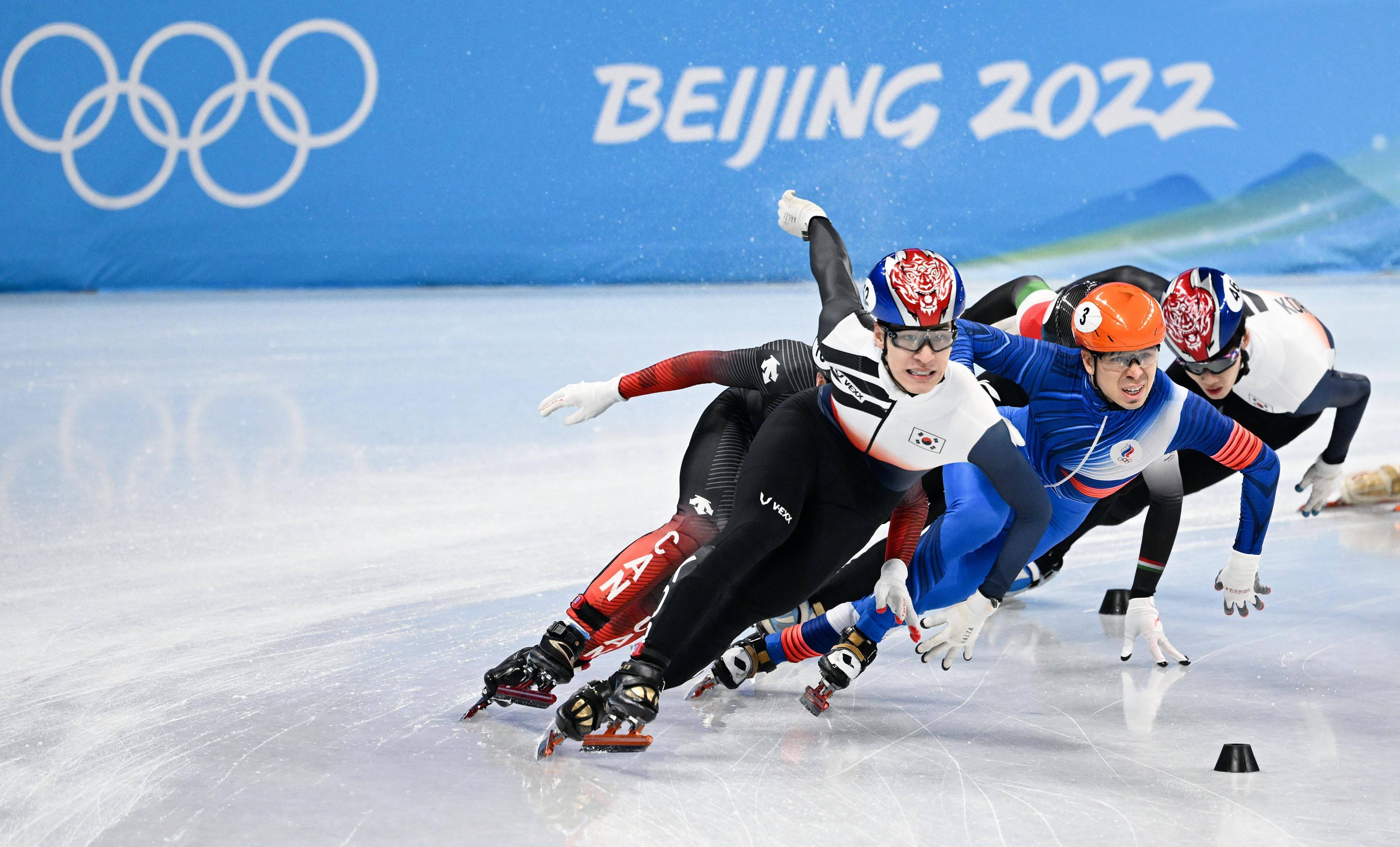 法国选手在短道速滑比赛中惊艳出场