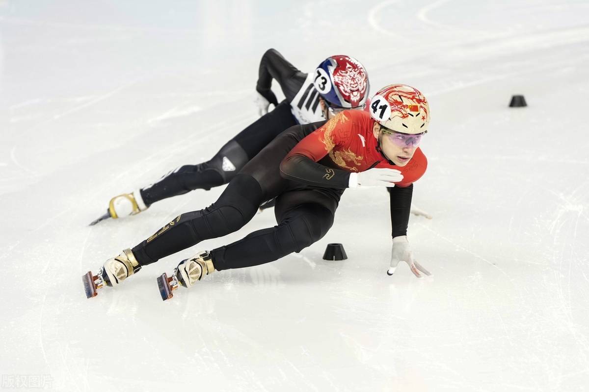 法国选手在短道速滑比赛中惊艳出场